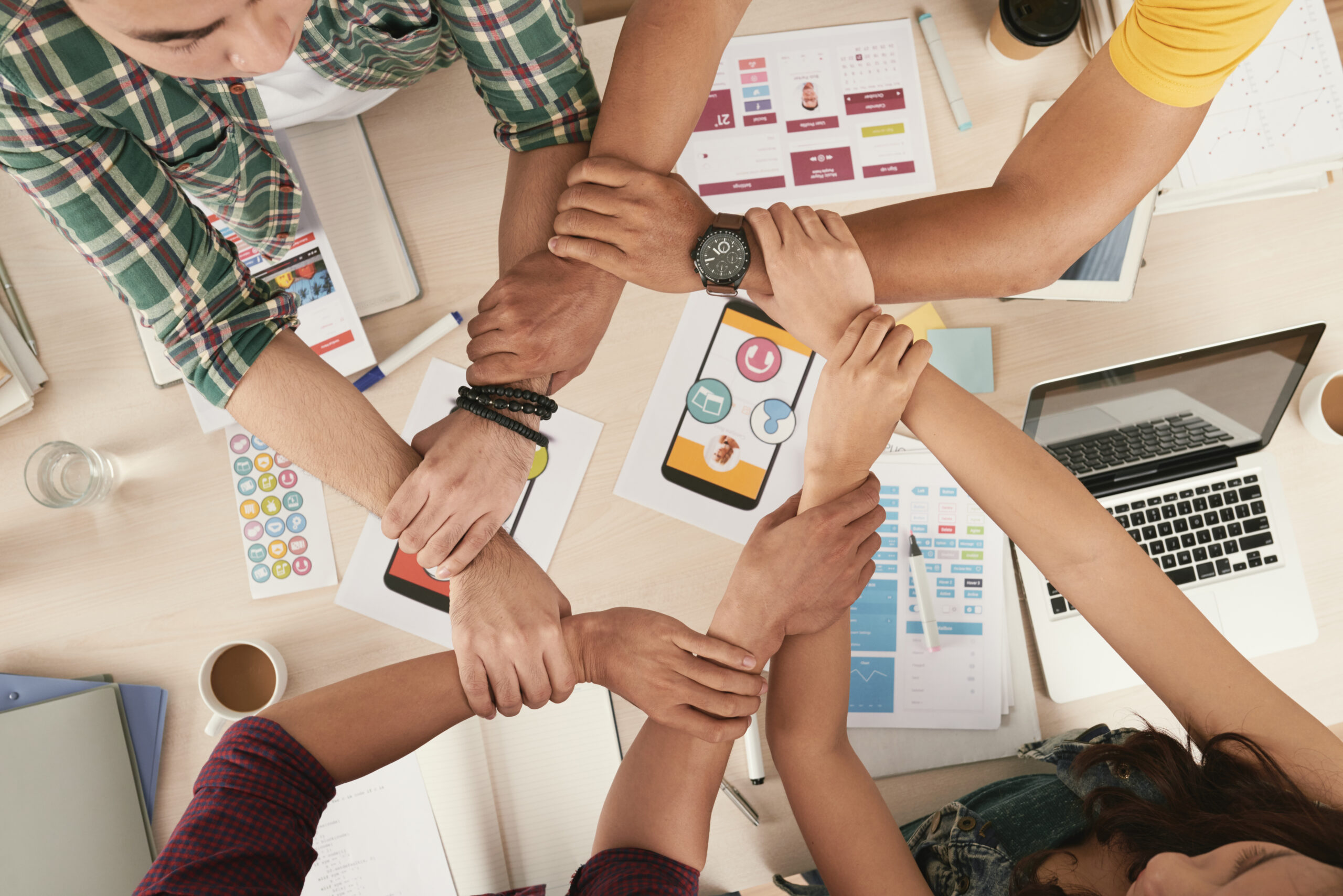 Imagen destacada del artículo: Las Ventajas de Contar con un Equipo Dedicado para el Desarrollo de un Producto Digital a Medida